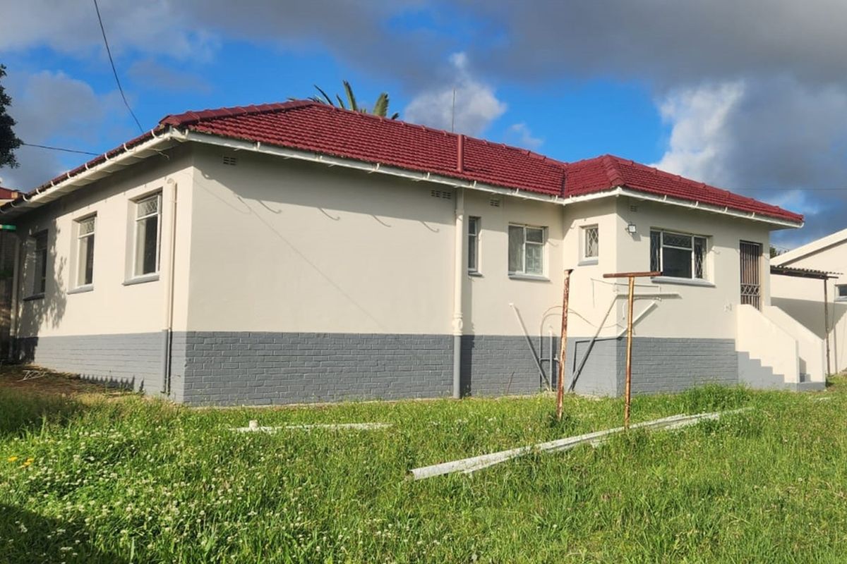 With a touch of TLC, potential family starter home. - Photo 3