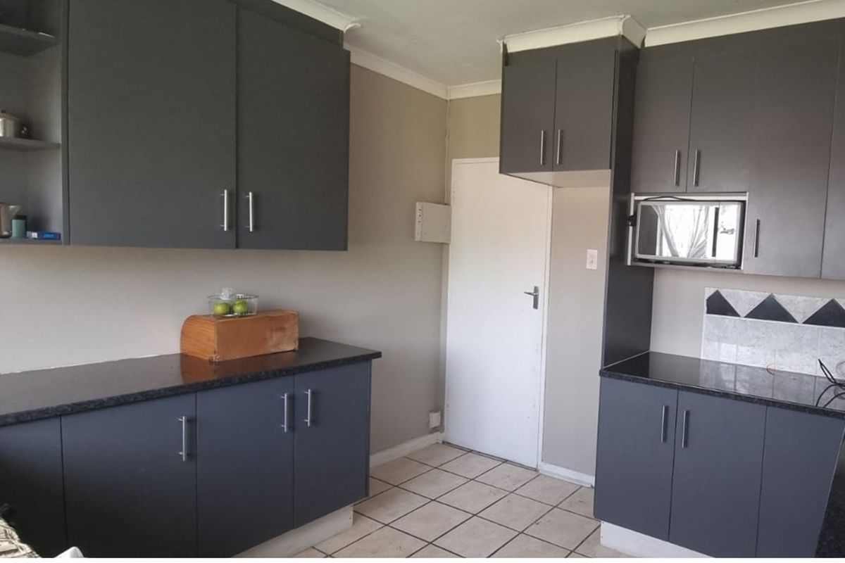 With a touch of TLC, potential family starter home. - Photo 5