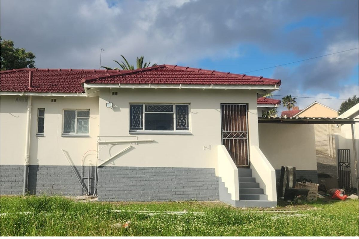 With a touch of TLC, potential family starter home. - Photo 4