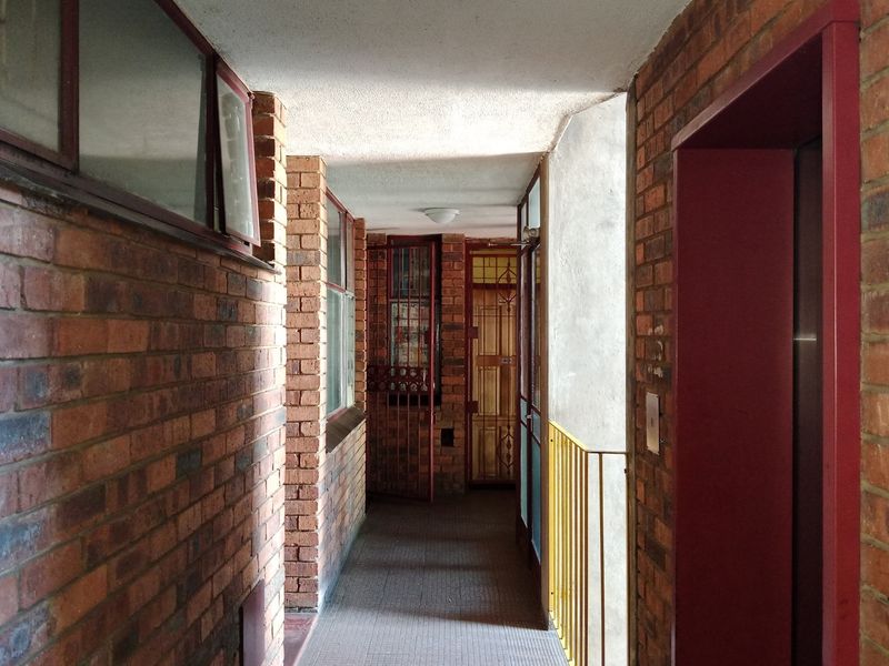 An Affordable Stunning Investment 1.5-Bedroom Apartment in Berea Towers - Berea Park, Pretoria - Photo 8