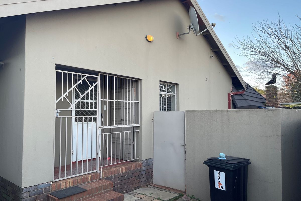 A Modern Lock-Up-and-Go Gem! - Photo 5