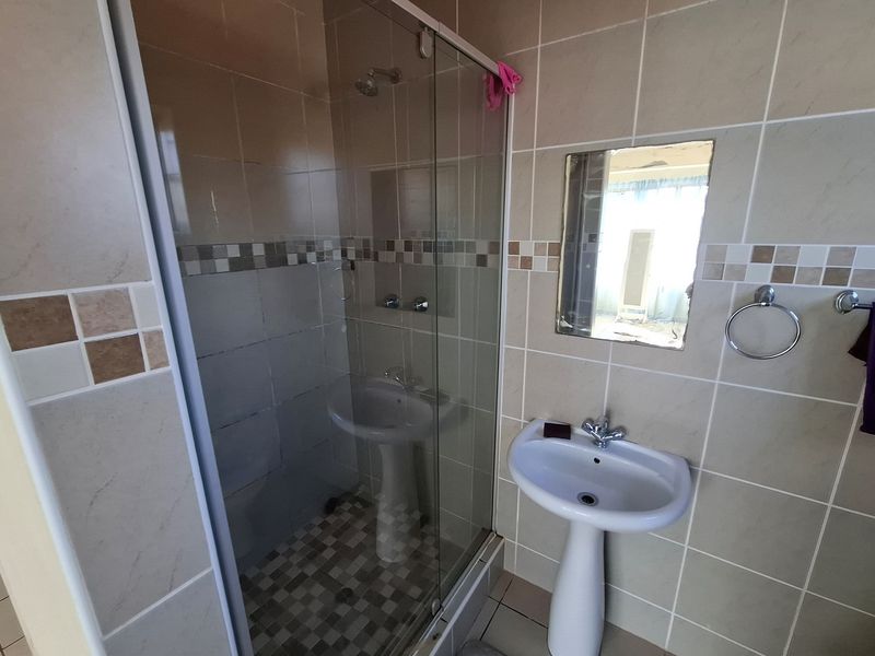 "Charming 2-Bed Townhouse in Serene Margate" - Photo 10