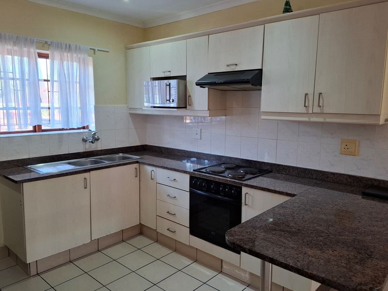 "Charming 2-Bed Townhouse in Serene Margate" - Photo 5