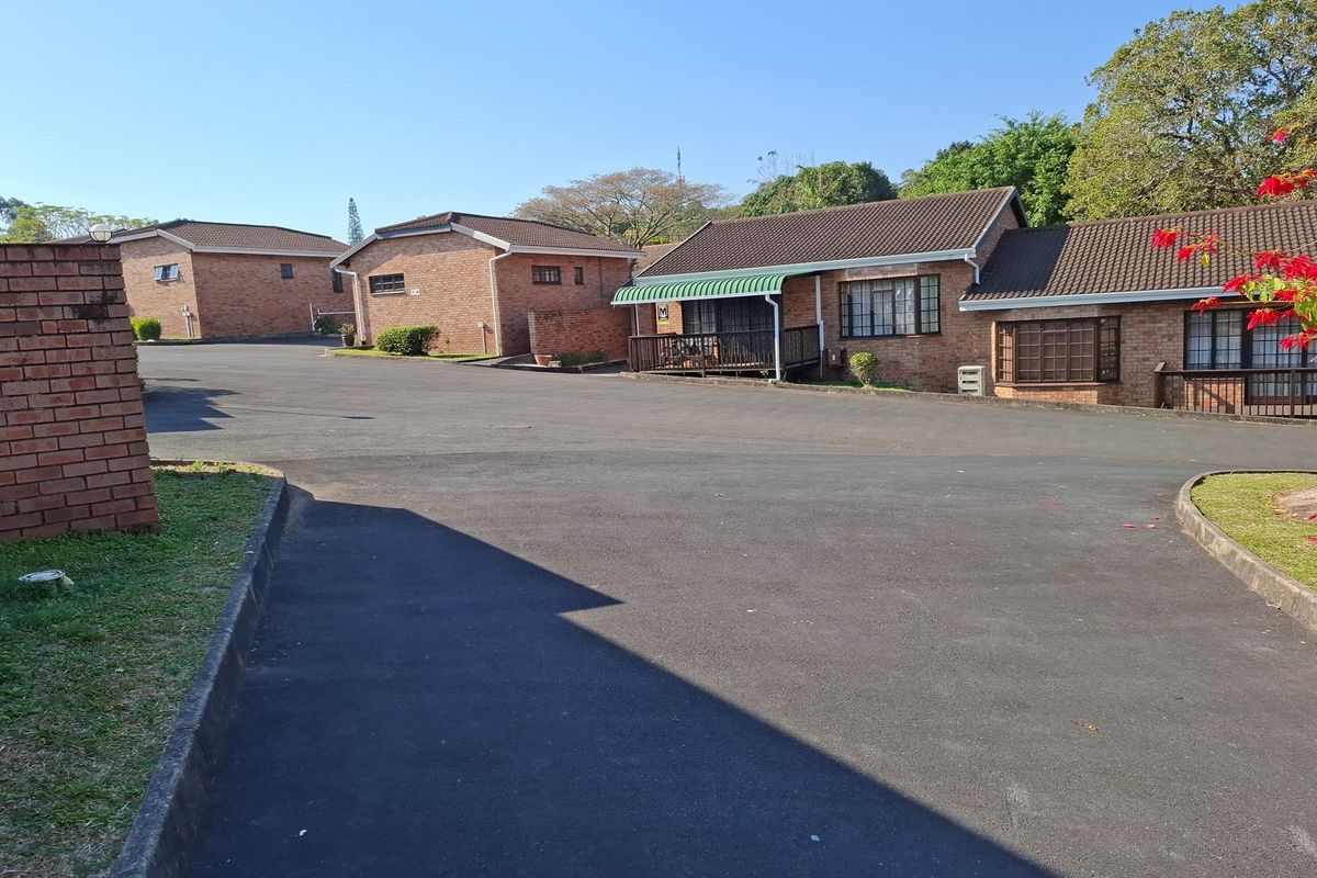 "Charming 2-Bed Townhouse in Serene Margate" - Photo 2