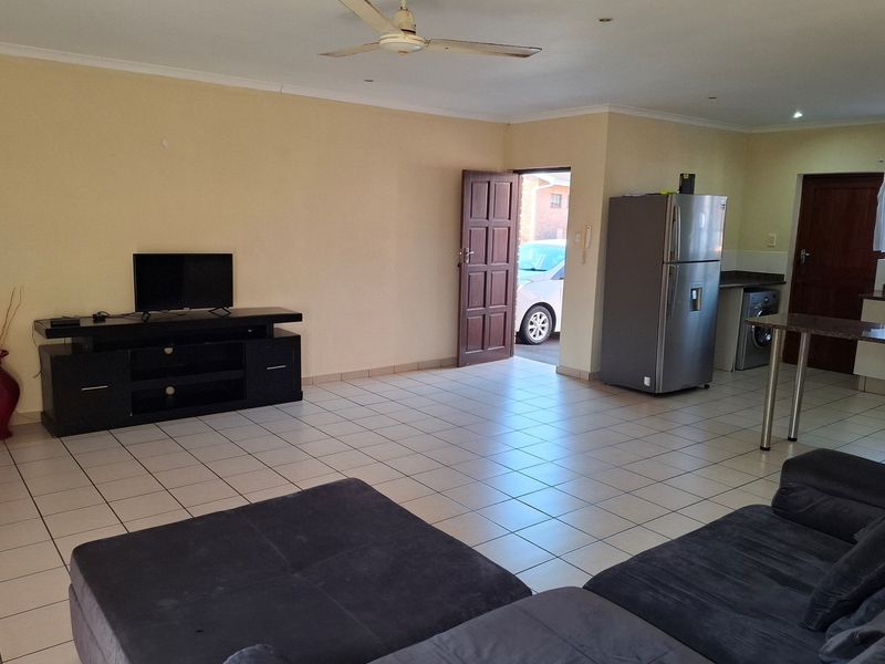 "Charming 2-Bed Townhouse in Serene Margate" - Photo 4