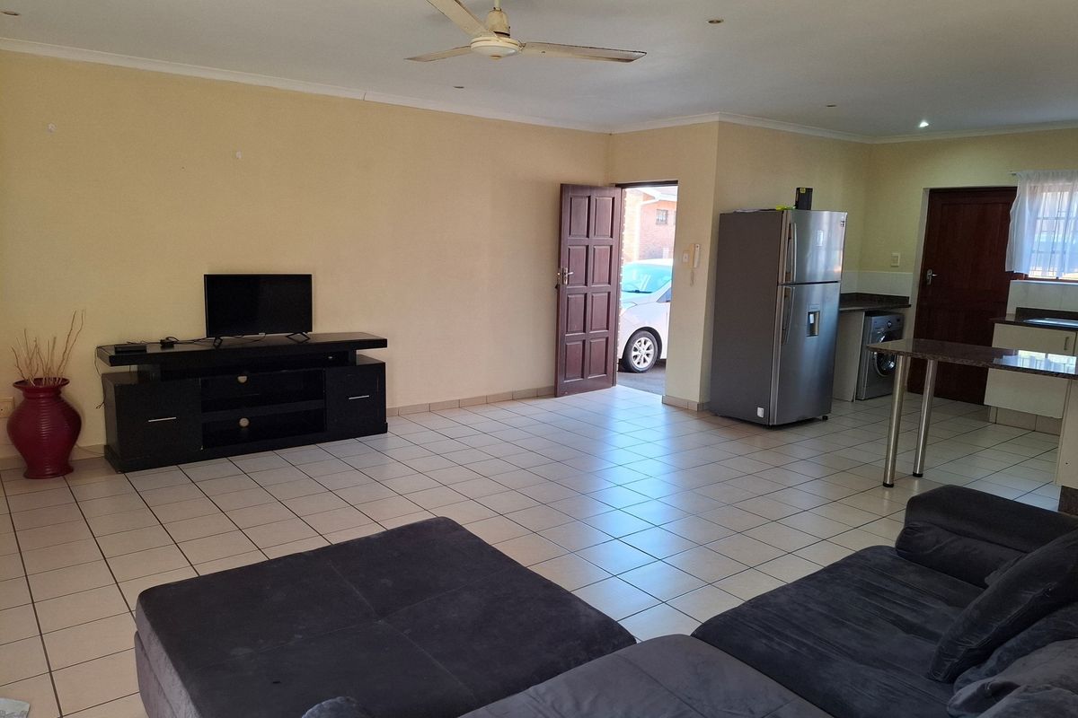 "Charming 2-Bed Townhouse in Serene Margate" - Photo 4