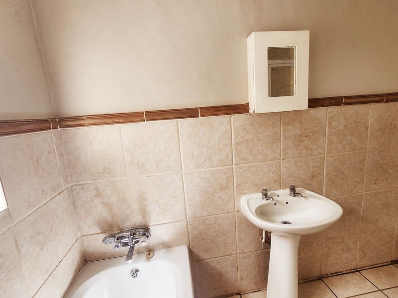 Secure 2-Bedroom Apartment in Gated Complex walking distance from a shopping Centre - Photo 9