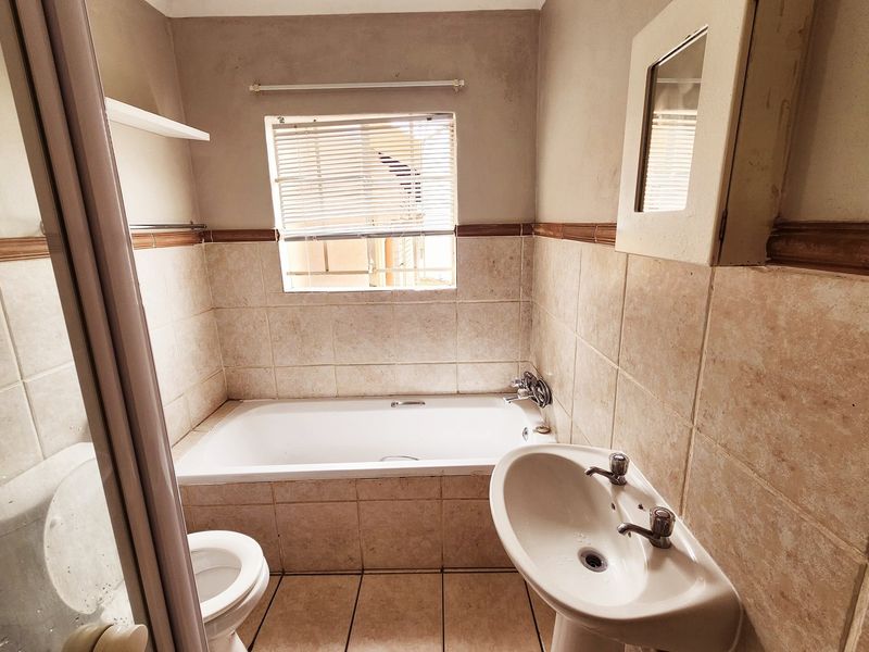 Secure 2-Bedroom Apartment in Gated Complex walking distance from a shopping Centre - Photo 8