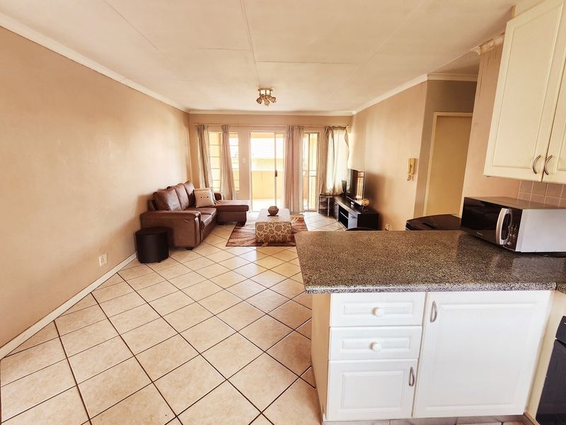 Secure 2-Bedroom Apartment in Gated Complex walking distance from a shopping Centre - Photo 6