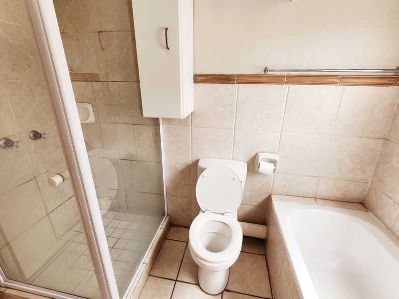 Secure 2-Bedroom Apartment in Gated Complex walking distance from a shopping Centre - Photo 10