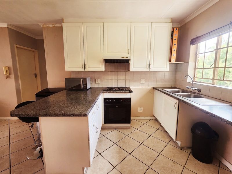 Secure 2-Bedroom Apartment in Gated Complex walking distance from a shopping Centre - Photo 7