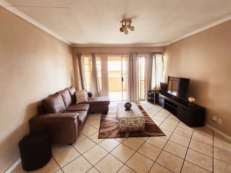 Secure 2-Bedroom Apartment in Gated Complex walking distance from a shopping Centre - Photo 4