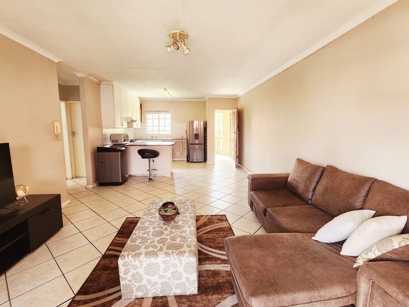 Secure 2-Bedroom Apartment in Gated Complex walking distance from a shopping Centre - Photo 2