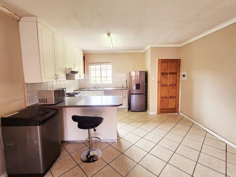 Secure 2-Bedroom Apartment in Gated Complex walking distance from a shopping Centre - Photo 3