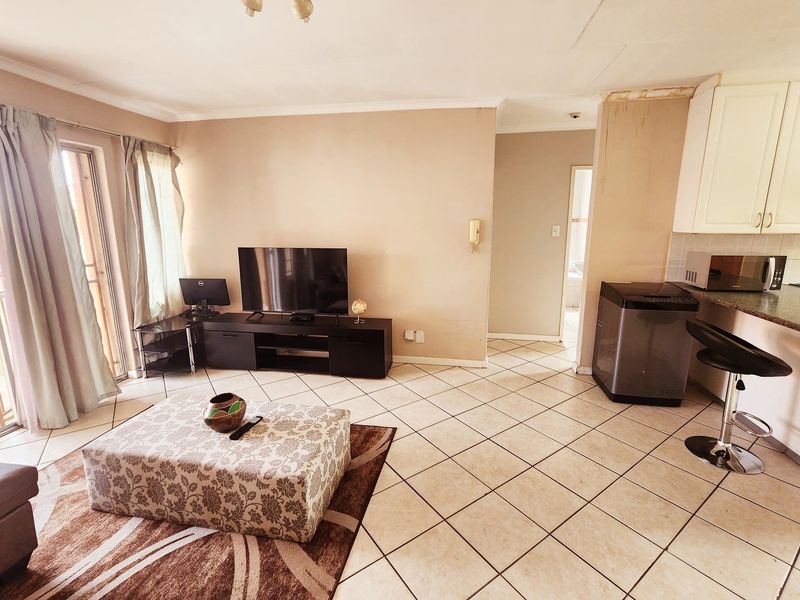 Secure 2-Bedroom Apartment in Gated Complex walking distance from a shopping Centre - Photo 5