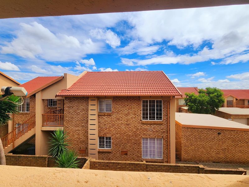 Secure 2-Bedroom Apartment in Gated Complex walking distance from a shopping Centre - Photo 1