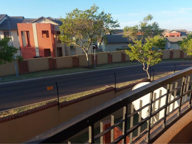 Modern Bachelor Unit with Carport in Crescent Glades Estate - Photo 7