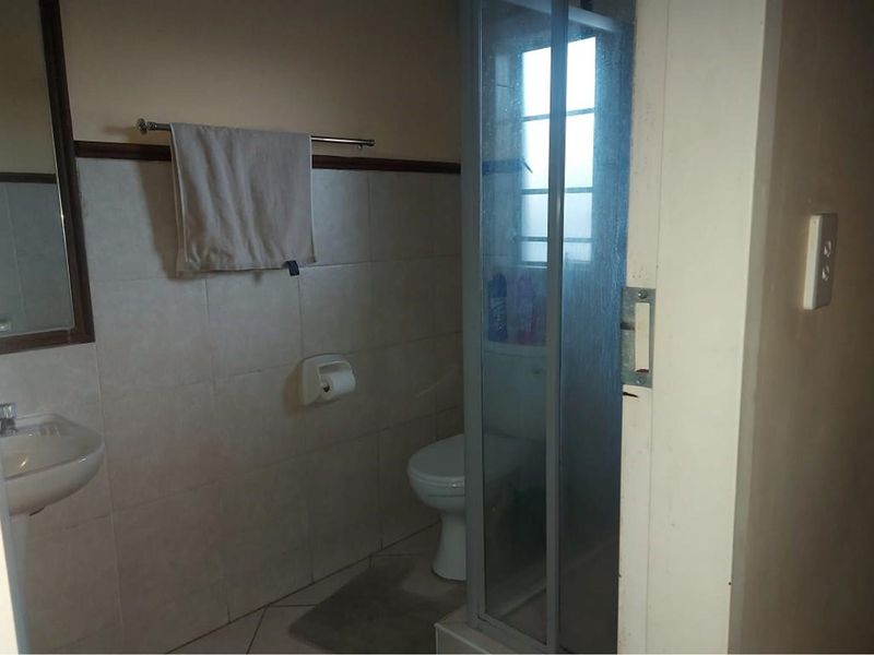 Modern Bachelor Unit with Carport in Crescent Glades Estate - Photo 6