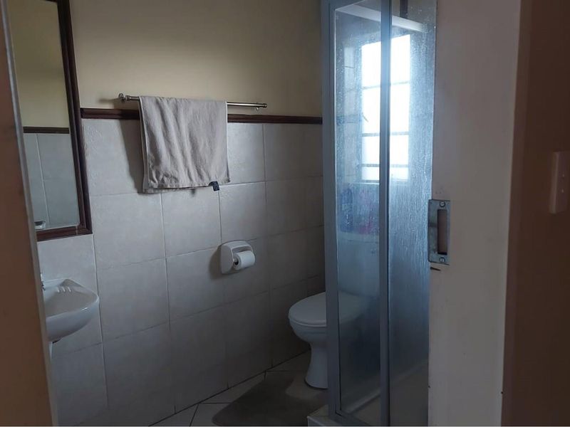 Modern Bachelor Unit with Carport in Crescent Glades Estate - Photo 4