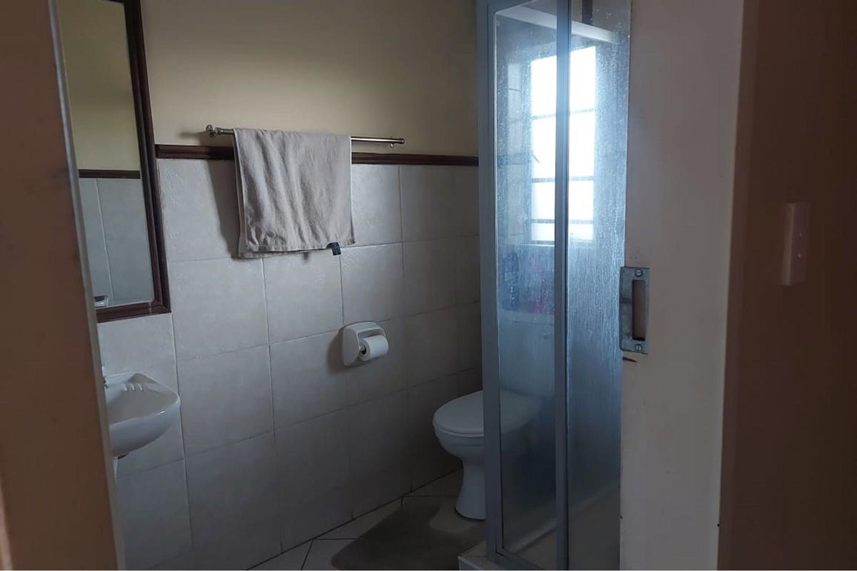 Modern Bachelor Unit with Carport in Crescent Glades Estate - Photo 4