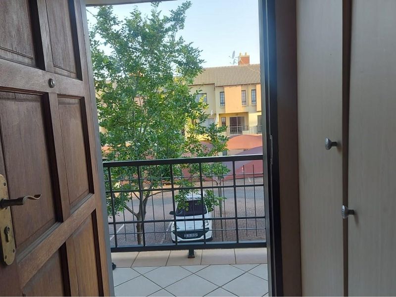 Modern Bachelor Unit with Carport in Crescent Glades Estate - Photo 5