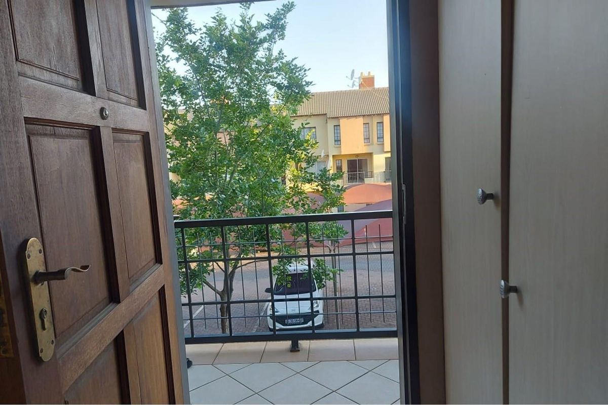 Modern Bachelor Unit with Carport in Crescent Glades Estate - Photo 5