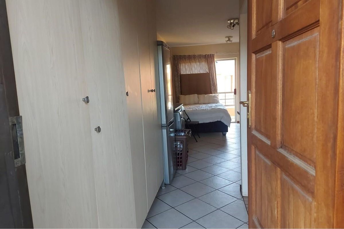 Modern Bachelor Unit with Carport in Crescent Glades Estate - Photo 2