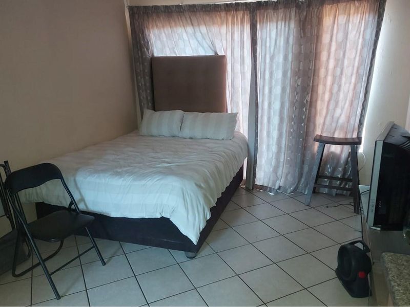 Modern Bachelor Unit with Carport in Crescent Glades Estate - Photo 9