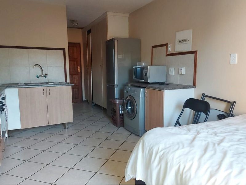 Modern Bachelor Unit with Carport in Crescent Glades Estate - Photo 8