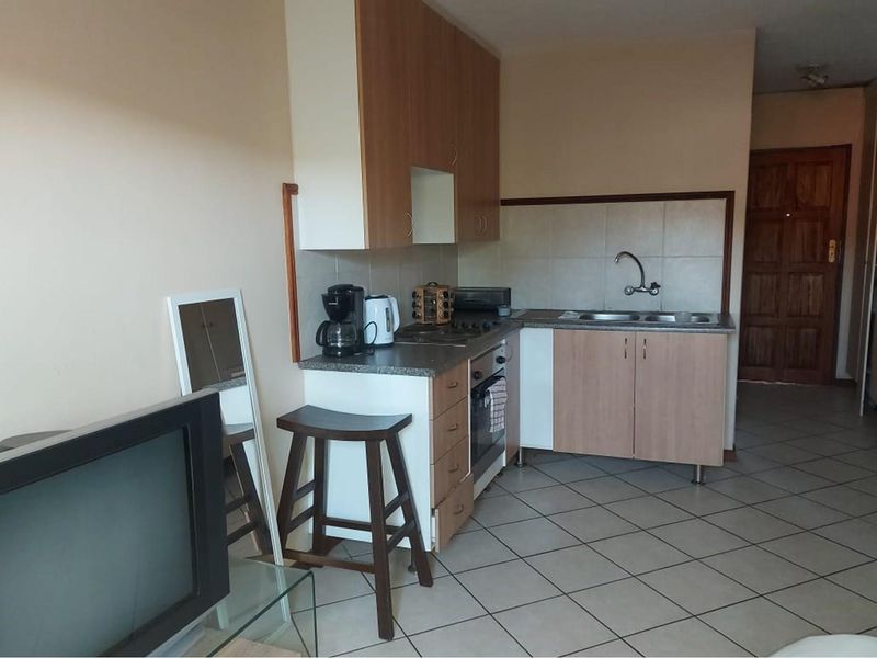 Modern Bachelor Unit with Carport in Crescent Glades Estate - Photo 10