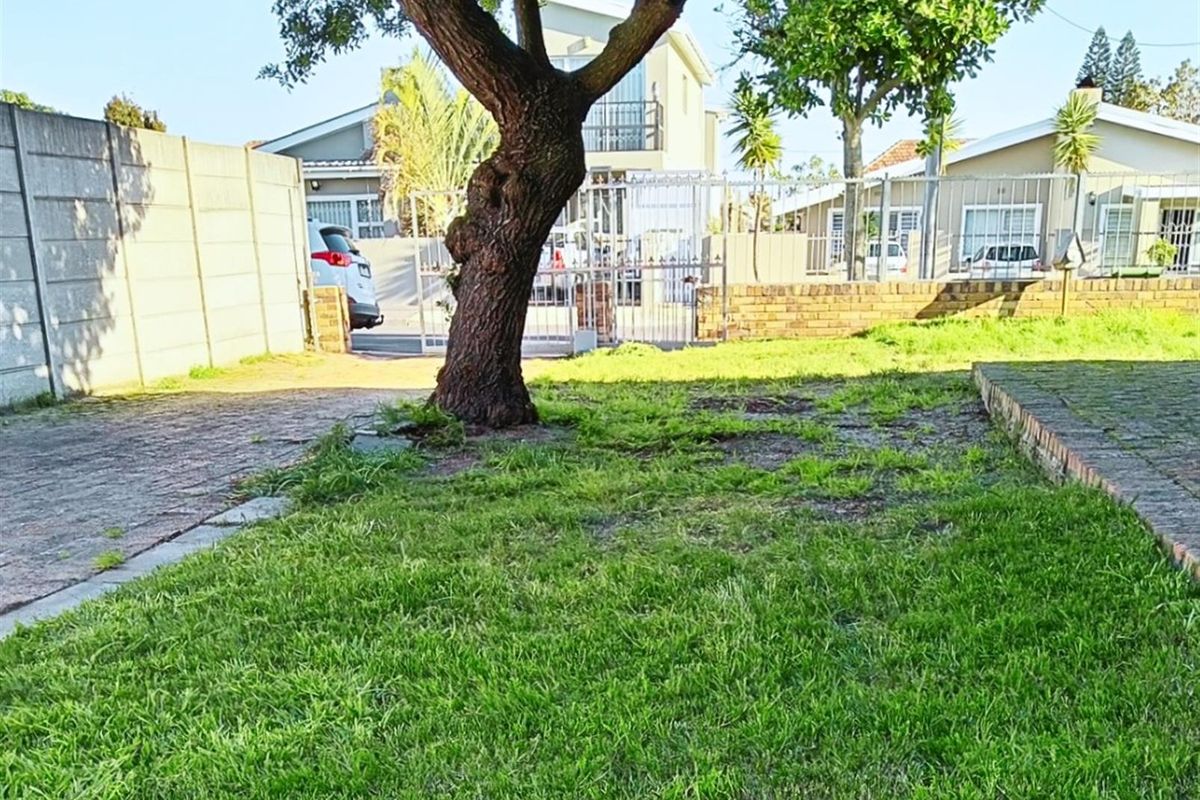 Large Family Home, Peaceful Area, Walking Distance To Schools, N1, and Tyger Valley Shopping Center - Photo 2