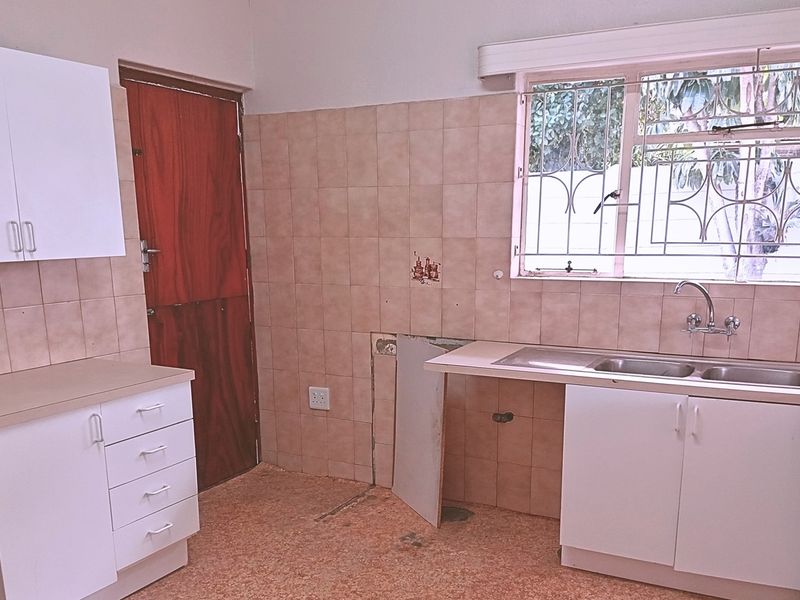 Large Family Home, Peaceful Area, Walking Distance To Schools, N1, and Tyger Valley Shopping Center - Photo 10