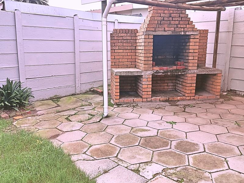 Large Family Home, Peaceful Area, Walking Distance To Schools, N1, and Tyger Valley Shopping Center - Photo 7