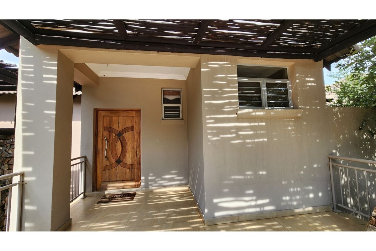 Bushveld Entertainers' Dream 6 Bedroom home 750 square metres - Thaba Moriri - DOG FRIENDLY - Photo 4