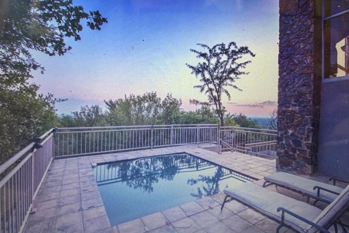 Bushveld Entertainers' Dream 6 Bedroom home 750 square metres - Thaba Moriri - DOG FRIENDLY - Photo 3