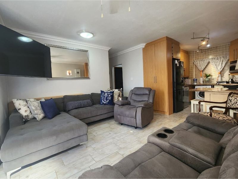 Move In Ready Apartment on Main Beach Furnished and Secure - Photo 4