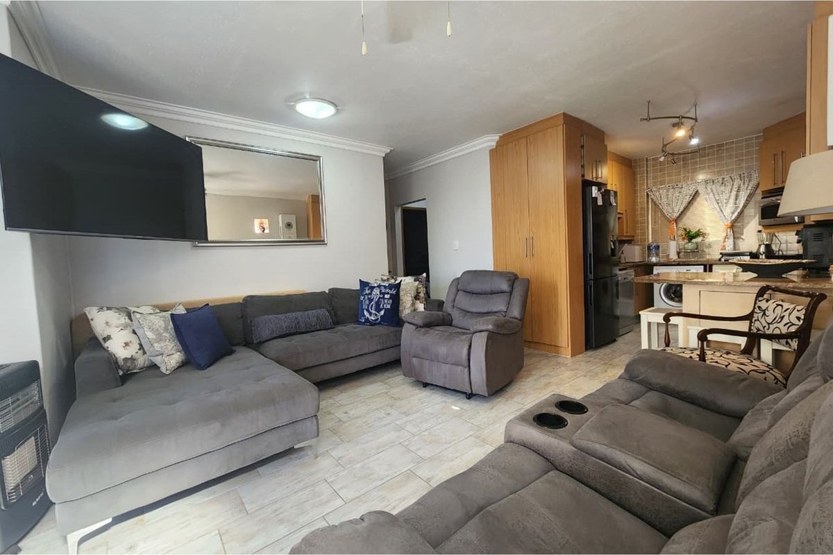 Move In Ready Apartment on Main Beach Furnished and Secure - Photo 4