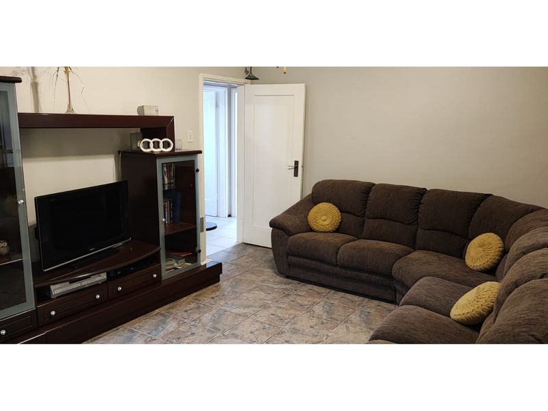 Spacious and secure family home in Greenside - Photo 2