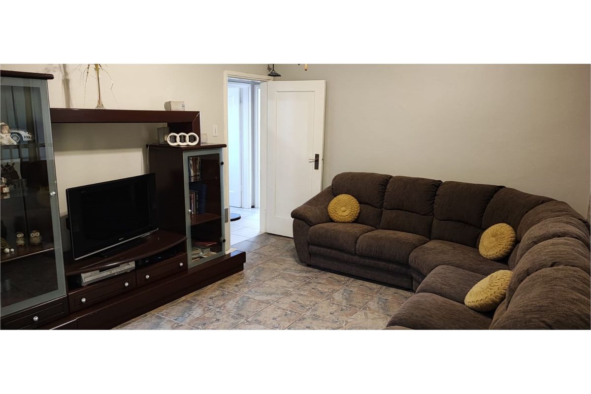 Spacious and secure family home in Greenside - Photo 2