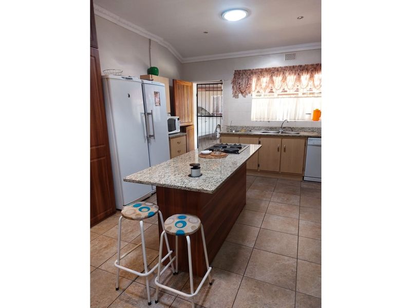 Spacious and secure family home in Greenside - Photo 9