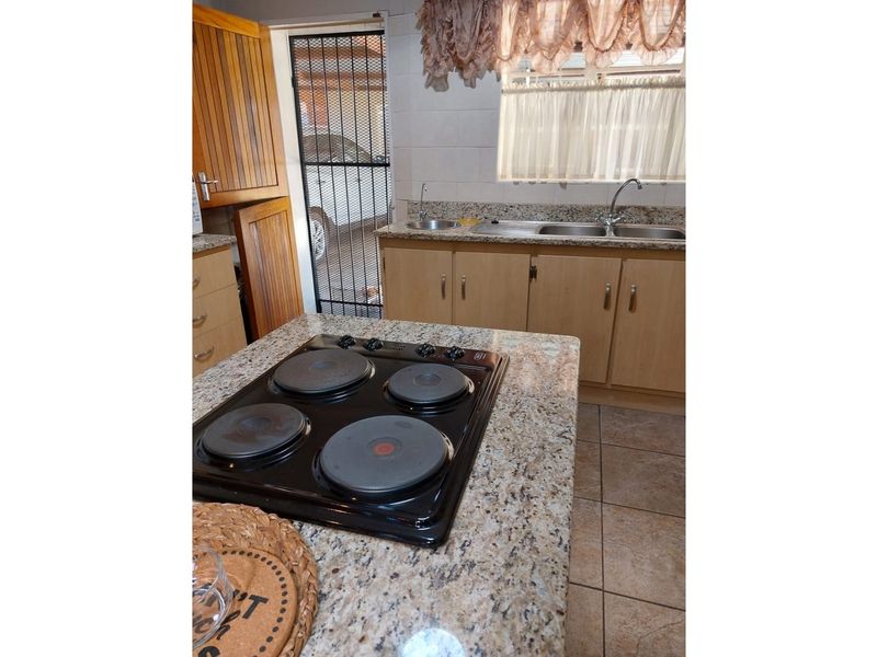 Spacious and secure family home in Greenside - Photo 10