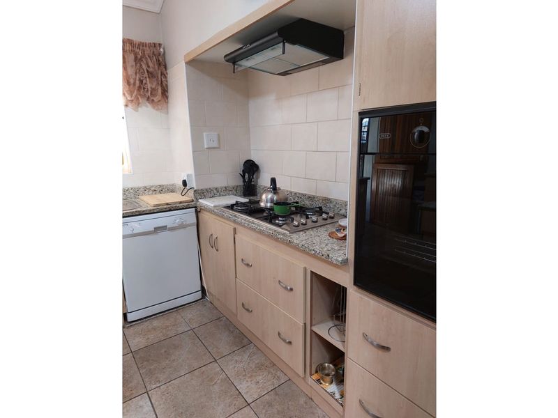 Spacious and secure family home in Greenside - Photo 8