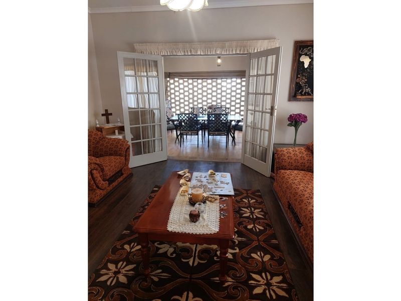 Spacious and secure family home in Greenside - Photo 5