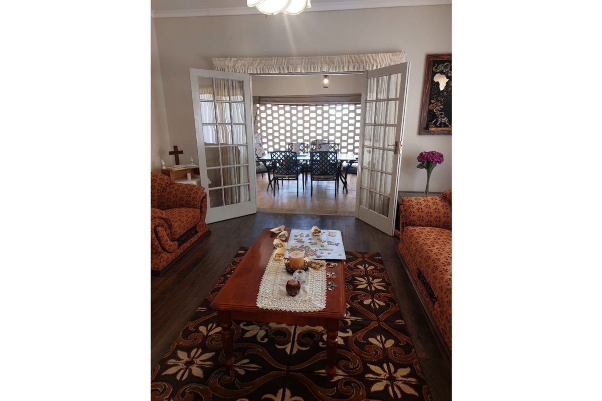 Spacious and secure family home in Greenside - Photo 5