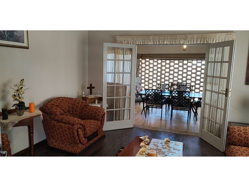 Spacious and secure family home in Greenside - Photo 3