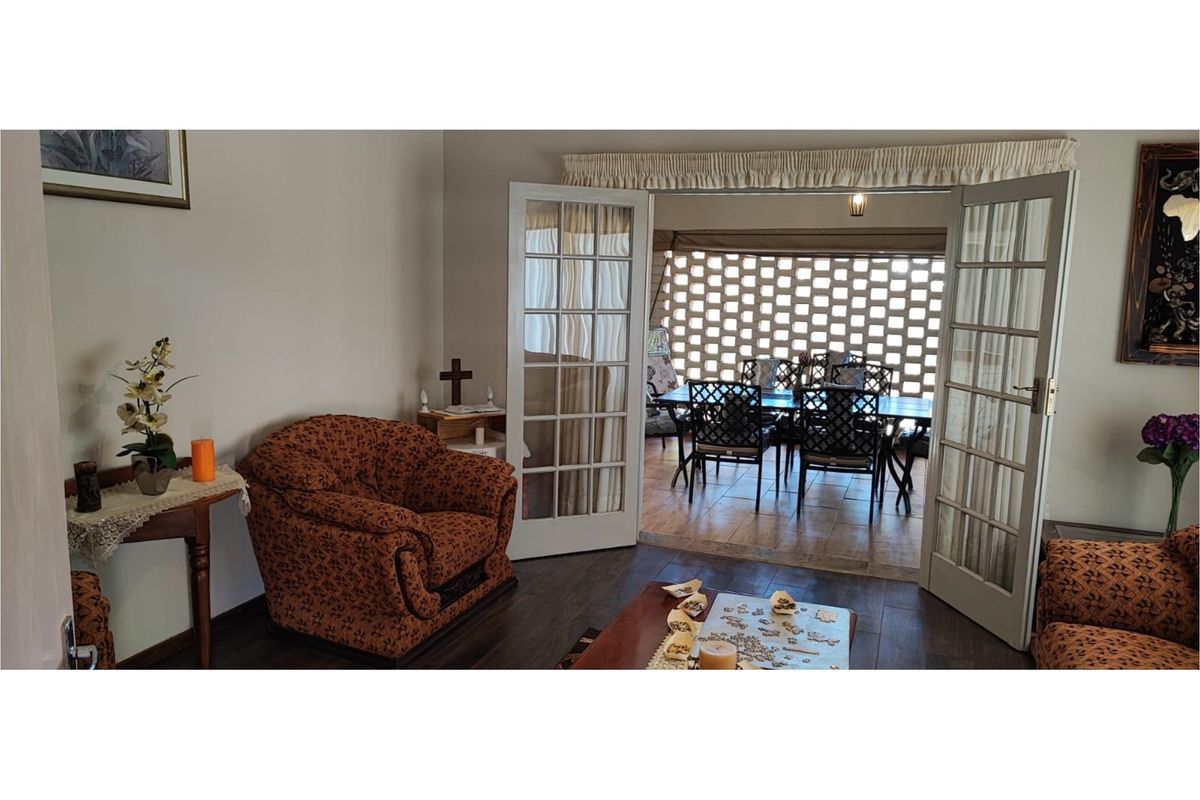 Spacious and secure family home in Greenside - Photo 3