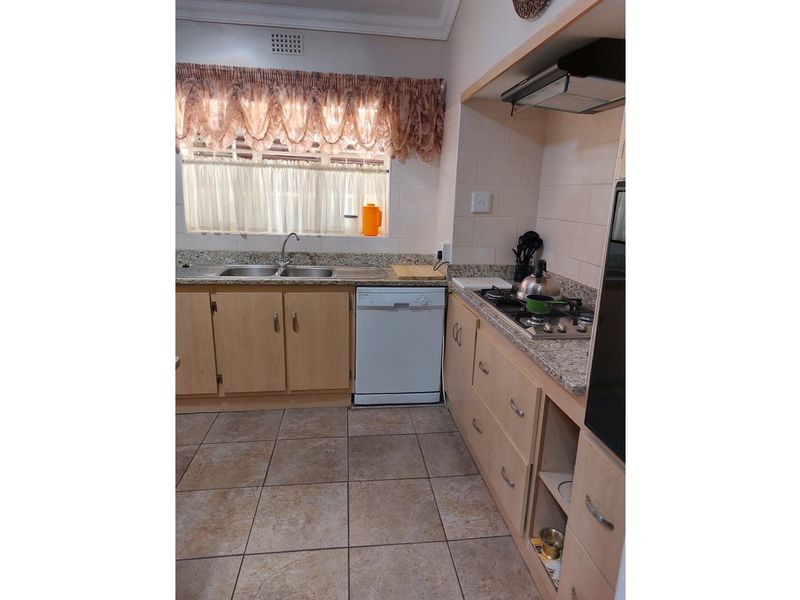 Spacious and secure family home in Greenside - Photo 7