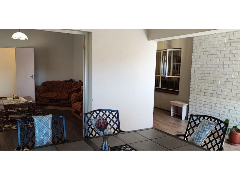 Spacious and secure family home in Greenside - Photo 6