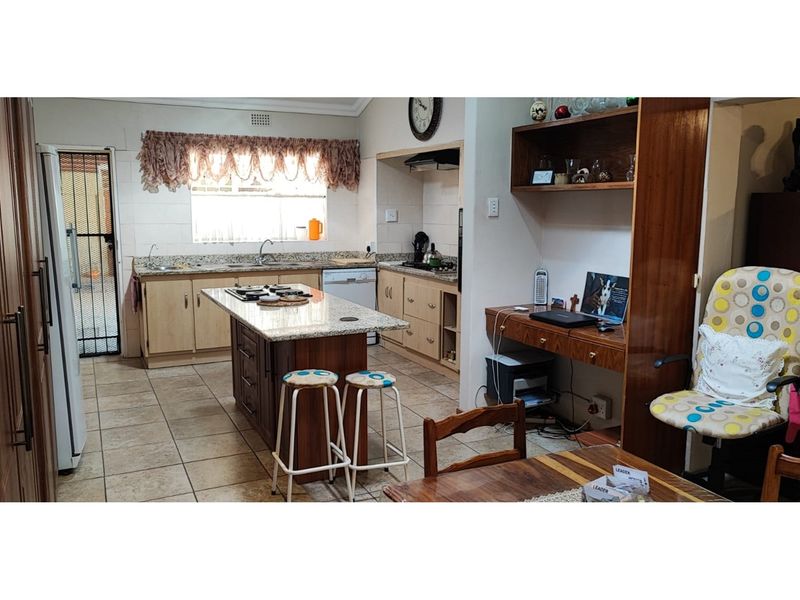 Spacious and secure family home in Greenside - Photo 4