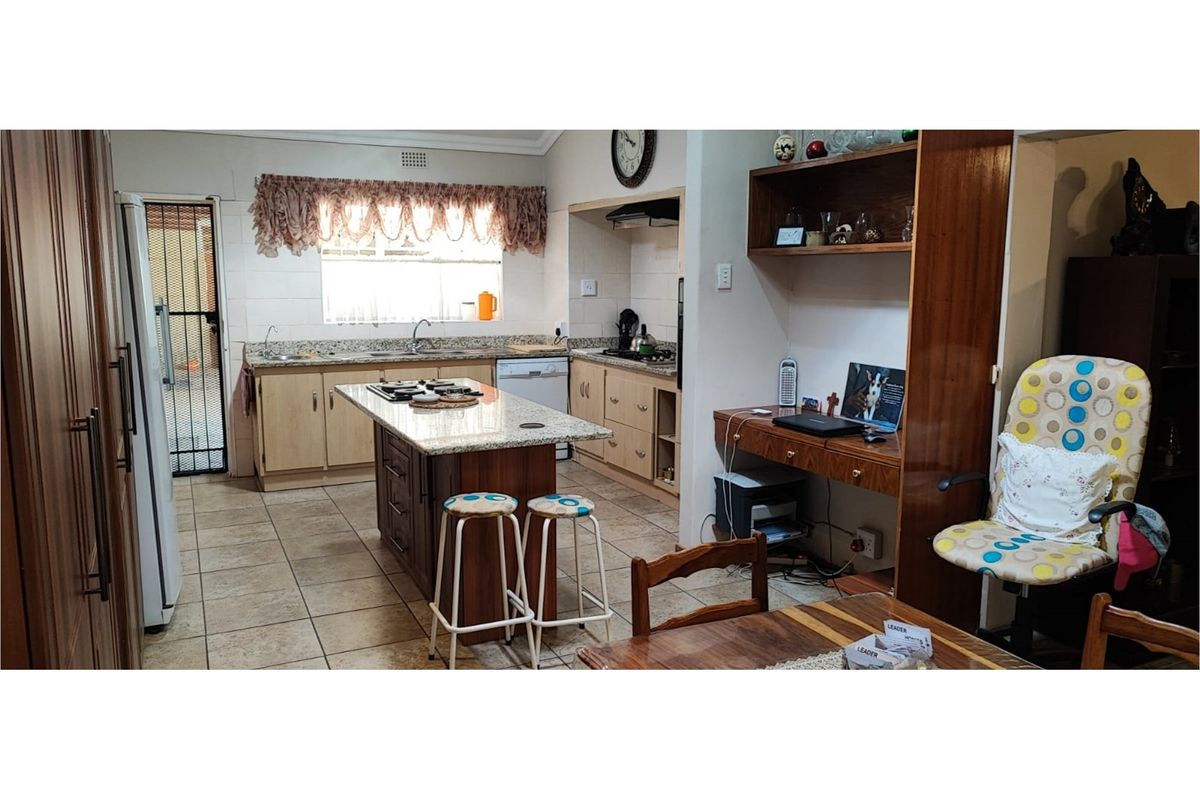 Spacious and secure family home in Greenside - Photo 4